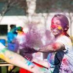 HOLI 2016女学生扔紫色灰尘